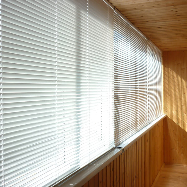 Жалюзи на балконную дверь